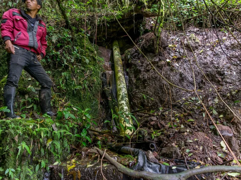 Fontanero junto a bocatoma Funes Nariño