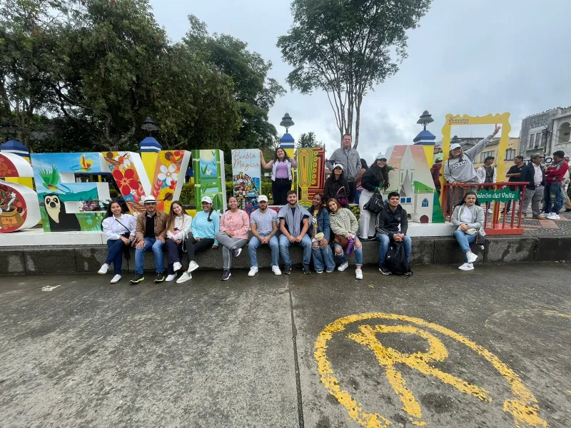 studiantes de Turismo aprenden de Marketing Turístico y Gastronómico en recorrido por Sevilla, Valle studiantes de Turismo aprenden de Marketing Turístico y Gastronómico en recorrido por Sevilla, Valle