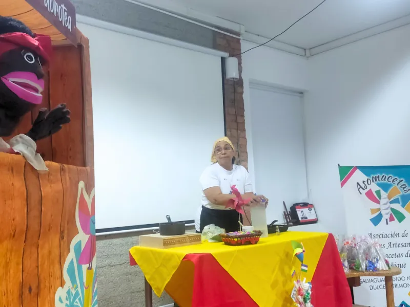 ¡100 años de tradición caleña que los javerianos ayudan a preservar en las macetas de alfeñique! 